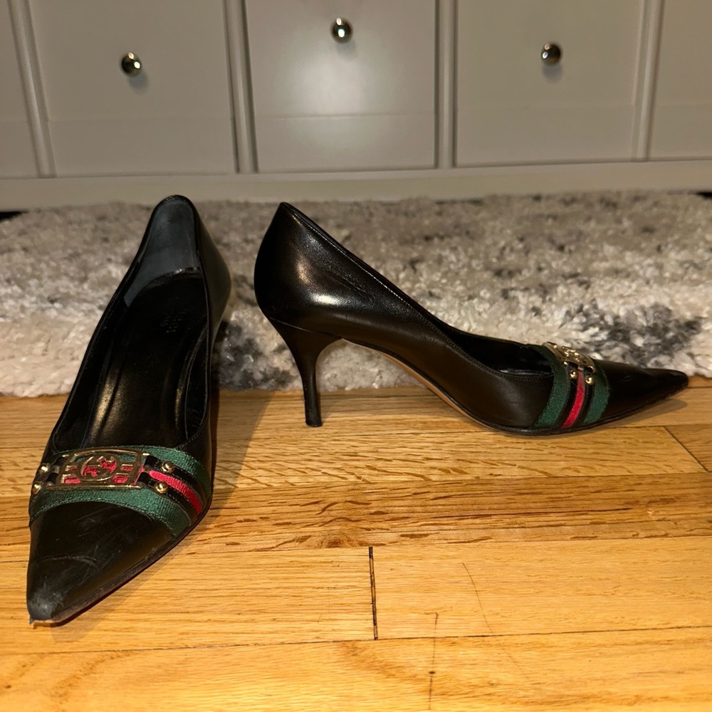 Vintage Gucci Black leather heals with GG gold hardware.  2.5” heal